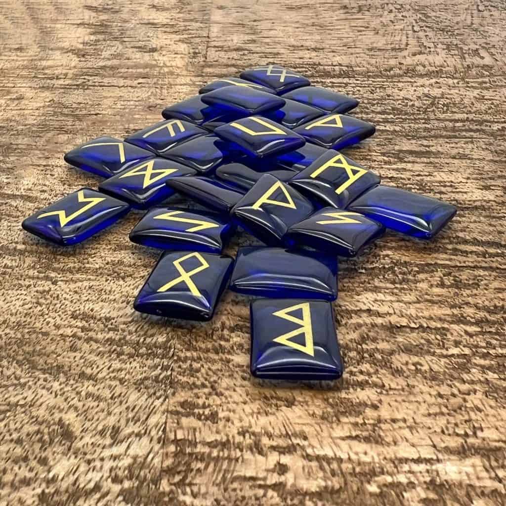 Traveler's Runes in Crystal - Arca Noctis